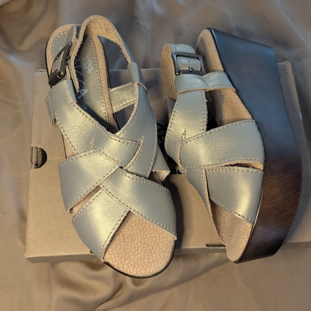 Sbicca Gold & Wood Platform Sandals